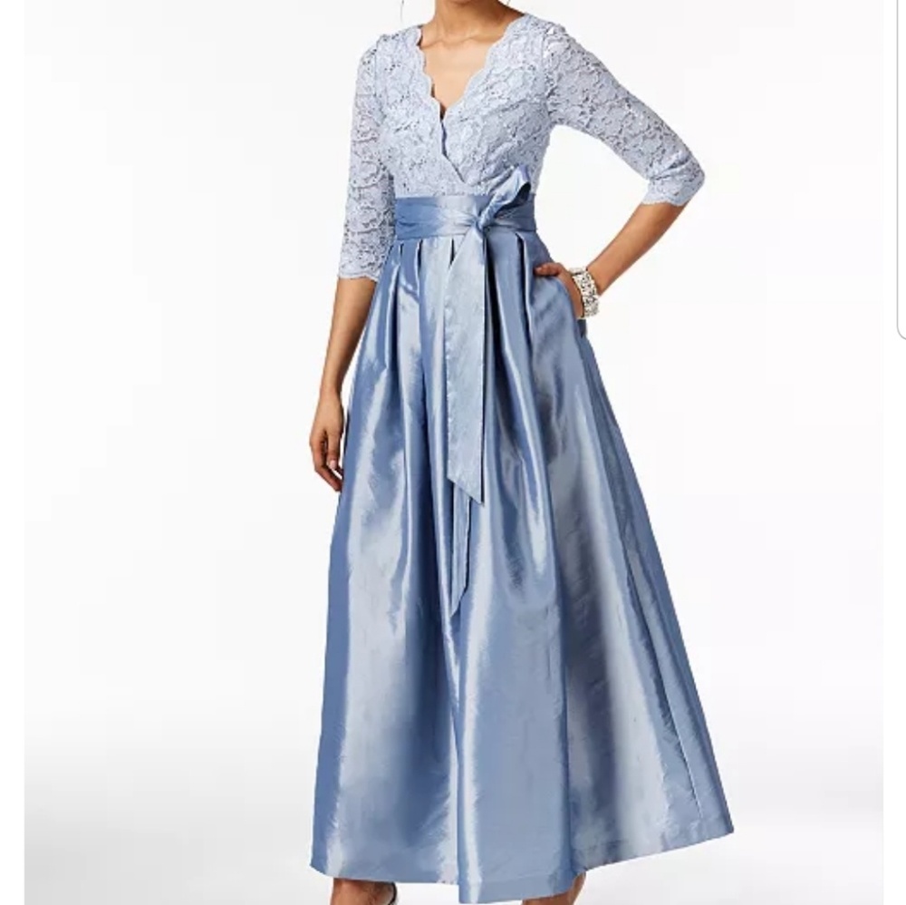 Jessica Howard

Sequined-Lace Surplice Gown
Sz 14